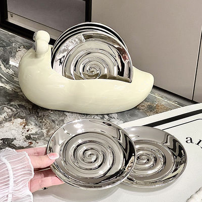 Gezellig slakkenontwerp keramische eetgerei met wegwerpplaat