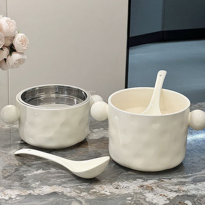 Witte keramische hartvormige instantnoedelschaal microwave- en voedselopslagcontainer