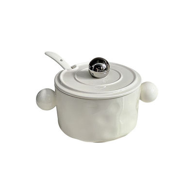 Witte keramische hartvormige instantnoedelschaal microwave- en voedselopslagcontainer
