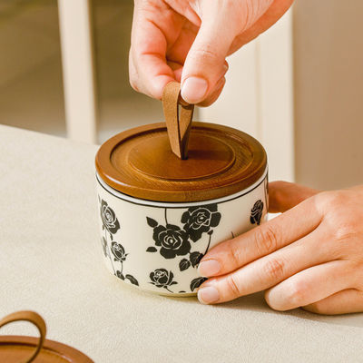 Een handige microwave-voedselcontainer met een elegante keramische opslagpot met bloemen