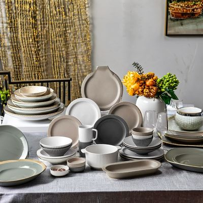 Nordic keramische tafelgerei met mat geglazuurde ontwerprelief kopjes schalen borden