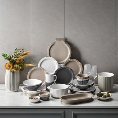 Nordic keramische tafelgerei met mat geglazuurde ontwerprelief kopjes schalen borden