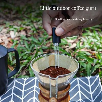 Moderne mini-koffiemachiner met roestvrij staal en plastic koffiepoeder