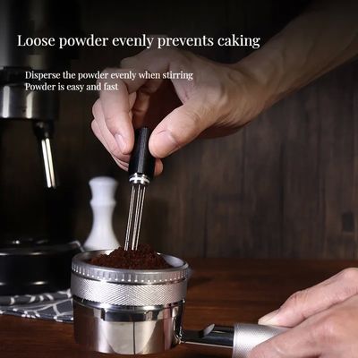 Moderne mini-koffiemachiner met roestvrij staal en plastic koffiepoeder