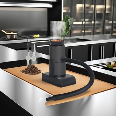 Compact keukengereedschap voor het infuuseren van houtsplinterrook in vork