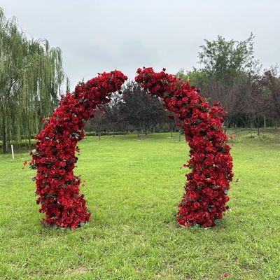 Prachtige hartvormige bloemenboog voor bruiloftsrequisiten Prachtige kleurrijke stijl