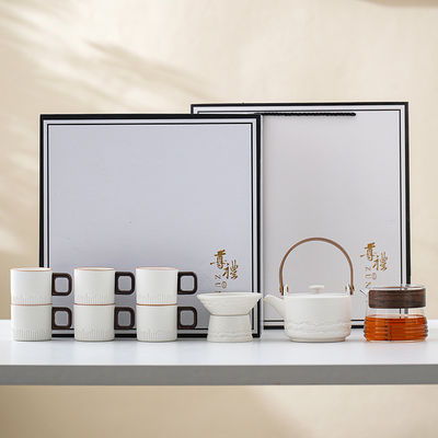 Keramische porseleinen koffiekop met houten handvat en een aangepast logo