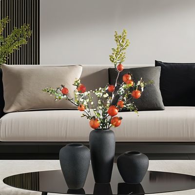 Moderne Noordse woningversiering Keramische vaas met pampasgras en natuurlijke gedroogde bloemen