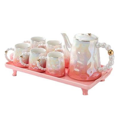 Moderne schelvormige keramische koffiekoppen en bamboe schotel Een must-have voor theefeesten