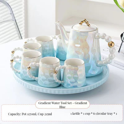 Moderne schelvormige keramische koffiekoppen en bamboe schotel Een must-have voor theefeesten