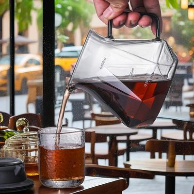 Giet over de koffiepot met hittebestendig borosilicaatglas en metalen filter drupper