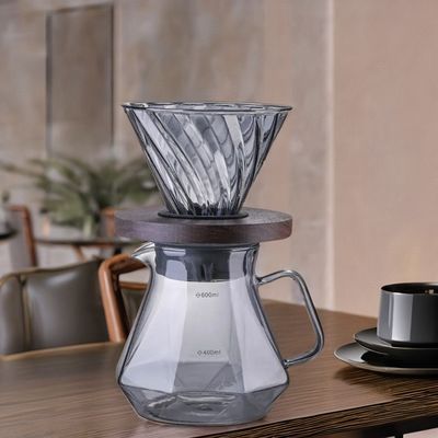 Giet over de koffiepot met hittebestendig borosilicaatglas en metalen filter drupper
