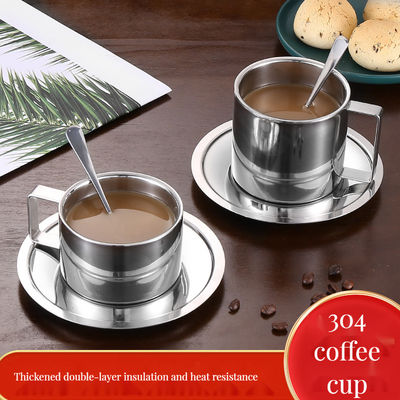 Geniet van uw koffie in luxe met deze keramische beker set en roestvrij staal lepelbak