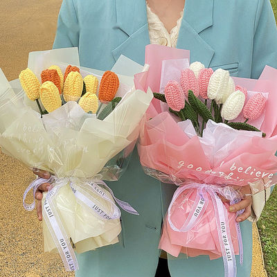 Unieke zijde tafelversiering met gebreide zonnebloem- en daisyzakjes voor dierbare geschenken