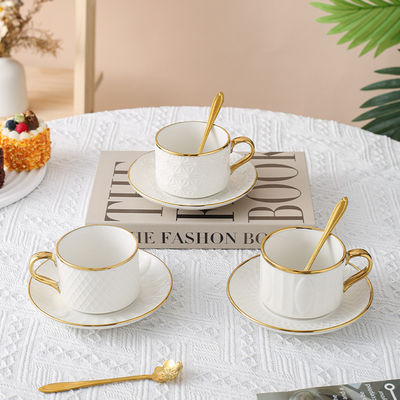 Verpakt in doos Luxe witte thee set met elegante bamboe mokken en moderne keramische bekers