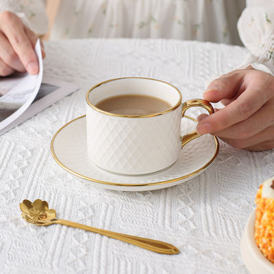 Verpakt in doos Luxe witte thee set met elegante bamboe mokken en moderne keramische bekers