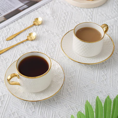 Verpakt in doos Luxe witte thee set met elegante bamboe mokken en moderne keramische bekers