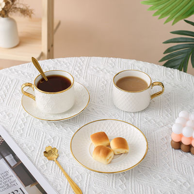Verpakt in doos Luxe witte thee set met elegante bamboe mokken en moderne keramische bekers
