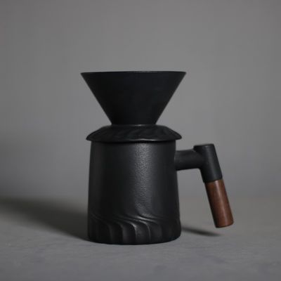 Eenvoudig ontworpen moderne vintage koffiezetapparaat in mat zwart voor veilig overgieten