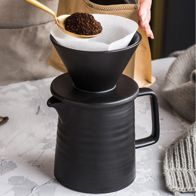 Eenvoudig ontworpen moderne vintage koffiezetapparaat in mat zwart voor veilig overgieten