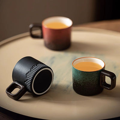 Stocked Nordic Compact Ceramic Coffee Mug 50 ml met Country Design en houten handvat