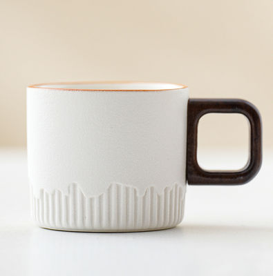 Stocked Nordic Compact Ceramic Coffee Mug 50 ml met Country Design en houten handvat