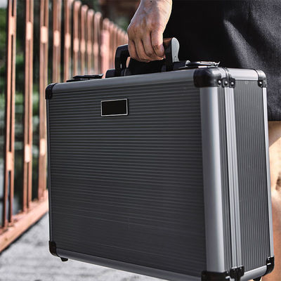 Verzameling keramische koffieapparatuur van zes stukken met elektrische filterpot en papieren schaal