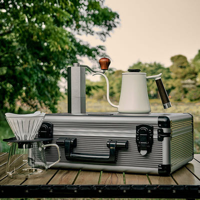 Verzameling keramische koffieapparatuur van zes stukken met elektrische filterpot en papieren schaal