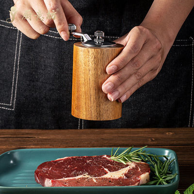 Handgeschakelde slijpmachine voor het slijpen van lijnzaad in houtmateriaal voor de pepermolen