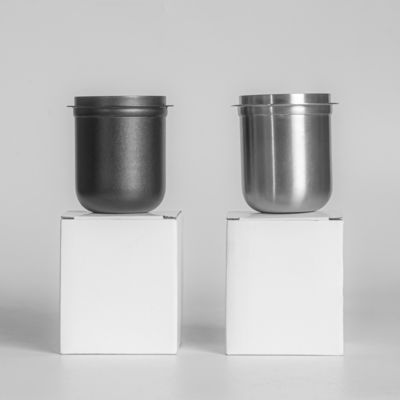Moderne gesneden roestvrijstalen koffiebeker voor het uitdelen van poeder zonder handen