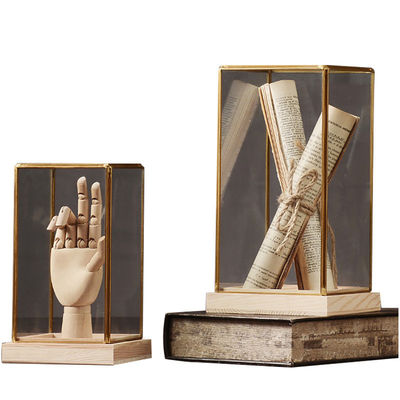 Home Decoraties Scandinavische glazen vitrine met messing en houten basis