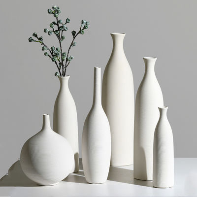 Stijlvolle moderne witte keramische vaas voor woonkamerversiering en verse bloemenarrangements