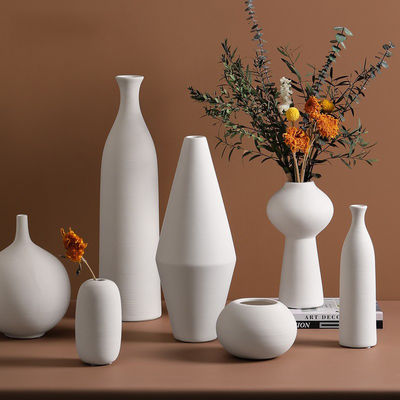 Stijlvolle moderne witte keramische vaas voor woonkamerversiering en verse bloemenarrangements