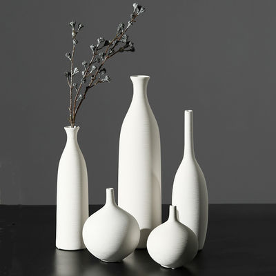 Stijlvolle moderne witte keramische vaas voor woonkamerversiering en verse bloemenarrangements