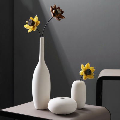 Moderne handgemaakte droge bloemenvase in witte keramiek voor tafelversiering