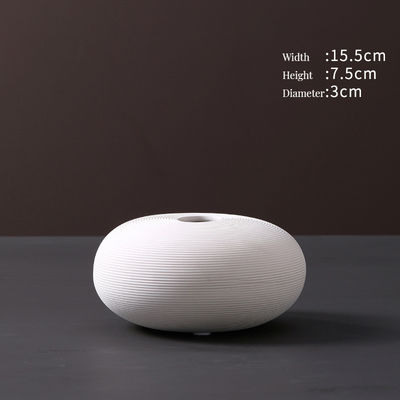 Moderne handgemaakte droge bloemenvase in witte keramiek voor tafelversiering