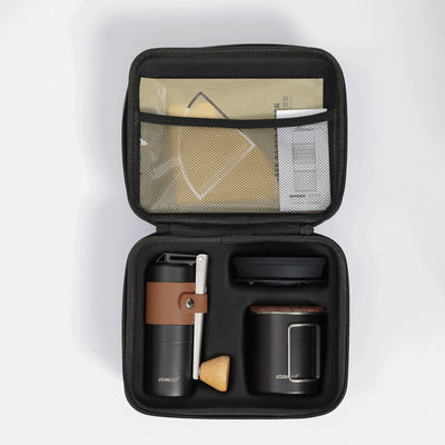 Geniet van vers gebrouwen koffie overal met onze handgebrouwen Pour Over Travel Set