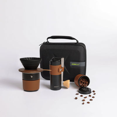 Geniet van vers gebrouwen koffie overal met onze handgebrouwen Pour Over Travel Set
