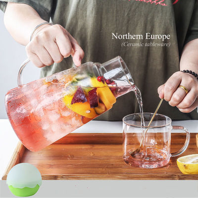 Hoogtemperatuurbestendige drinkpot met moderne glazen kruik met beker