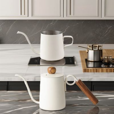 Roestvrij staal koffiemachine met strak modern ontwerp en lange mond hangende oor druppel spoot
