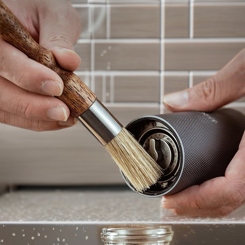 Lange handgreep reinigingsborstel voor draagbare espresso-gereedschappen handontwerp stijl in badkamer