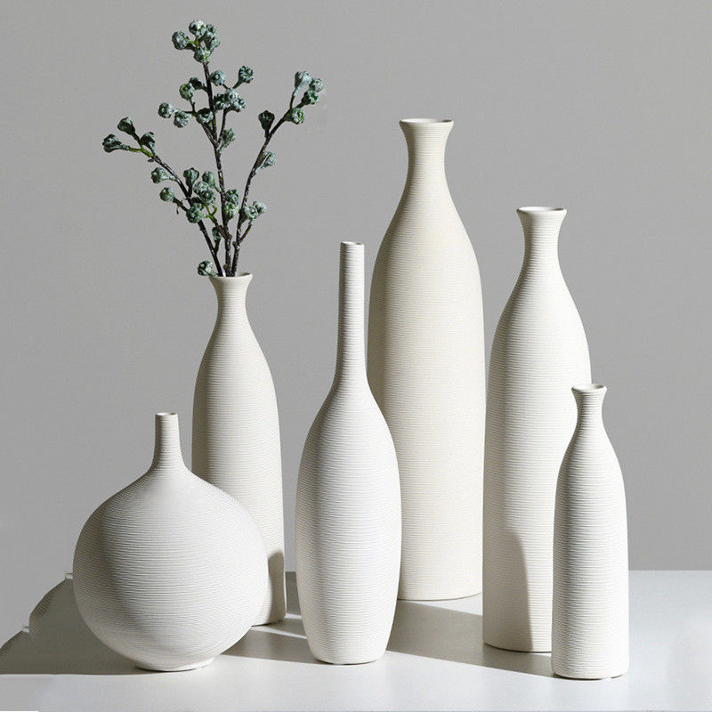 Stijlvolle moderne witte keramische vaas voor woonkamerversiering en verse bloemenarrangements