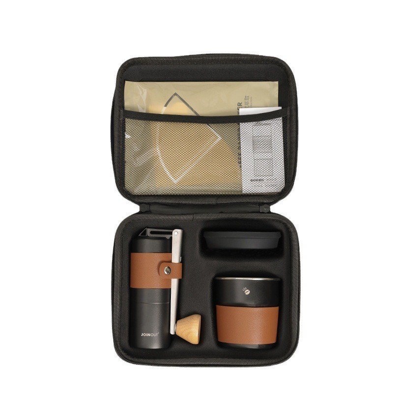 Geniet van vers gebrouwen koffie overal met onze handgebrouwen Pour Over Travel Set